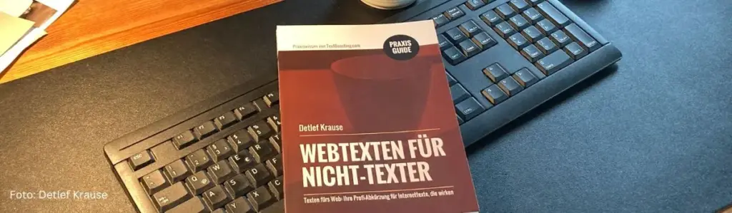 Buch "Webtexten für Nicht-Texter" liegt auf einer Computer-Tastatur