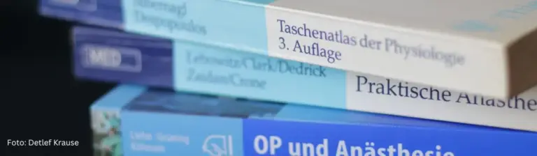 Medizinische Fachbücher auf einem Stapel