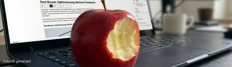 Angebissener Apfel auf Laptop
