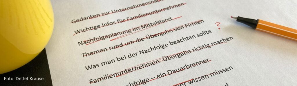 Ausgedruckte Liste mit schwachen Überschriften zur Firmennachfolge in Familienunternehmen, mit rotem Stift durchgestrichen – Symbol für Optimierung im Experten-Content.