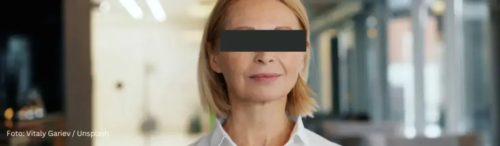 Business-Frau mit schwarzem Balken vor den Augen