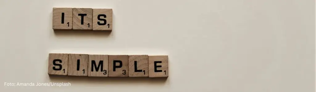 Power-Worte für Webtexte – symbolisiert durch Scrabble-Buchstaben, die die Worte 'It's Simple' formen und Klarheit im Text darstellen.