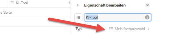 Screenshot: Wie man mit Notion eine Prompt-Datenbank erstellt … zeigt eine Notion-Tabelle mit einer geöffneten Eigenschafts-Bearbeitungsansicht, wobei ein roter Pfeil auf den Eigenschaftstyp 'Mehrfachauswahl' hinweist.