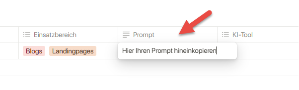 Screenshot: Wie man mit Notion eine Prompt-Datenbank erstellt … zeigt eine Notion-Tabelle, in der ein neuer Prompt eingefügt wird. Ein roter Pfeil weist auf das Eingabefeld der 'Prompt'-Spalte hin.