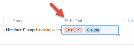 Screenshot: zeigt eine Notion-Tabelle, in der KI-Tools zu einem Prompt hinzugefügt werden. Ein roter Pfeil weist auf die Spalte 'KI-Tool', in der 'ChatGPT' und 'Claude' ausgewählt wurden.