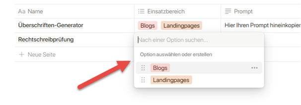 Screenshot: zeigt eine Notion-Tabelle, in der eine Notiz zu einem Prompt hinzugefügt wird. Ein roter Pfeil weist auf das Eingabefeld der Spalte 'Notizen' hin.