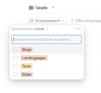 Screenshot: Wie man mit Notion eine Prompt-Datenbank erstellt … zeigt eine Notion-Tabelle mit einem geöffneten Filtermenü für die Spalte 'Einsatzbereich'. Verschiedene Auswahloptionen wie 'Blogs', 'Landingpages', 'Texte' und 'Bilder' sind sichtbar.