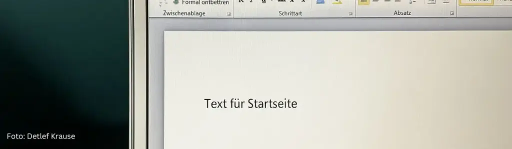 Laptop-Display mit geöffnetem Word-Dokument auf dem steht: Text für Startseite