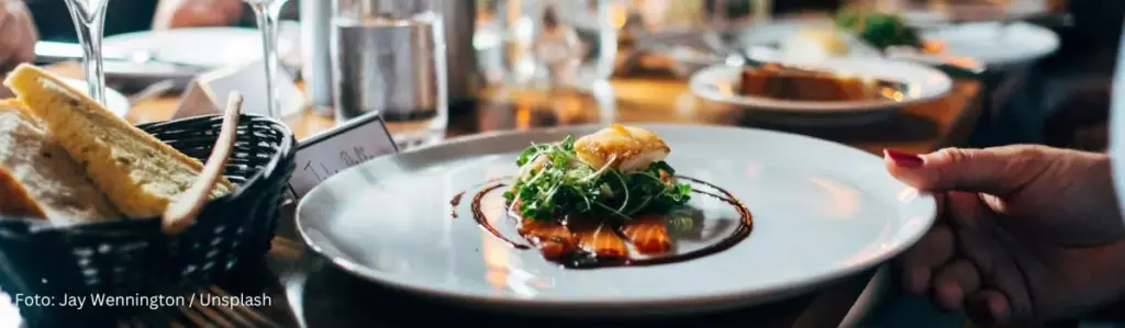 Nahaufnahme Kellner serviert Vorspeisenteller in einem edlen Restaurant
