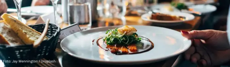Nahaufnahme Kellner serviert Vorspeisenteller in einem edlen Restaurant